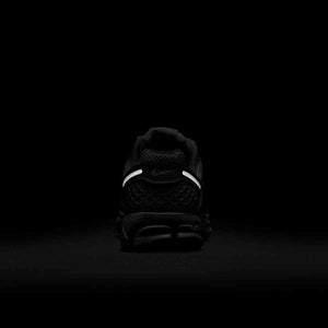 حذاء رياضي Nike Vomero 5 رمادي فاتح بتفاصيل عاكسة.