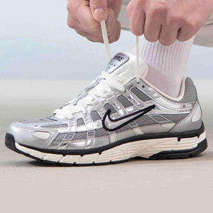 حذاء Nike P-6000 لون فضي ميتاليك بتصميم رياضي عصري.