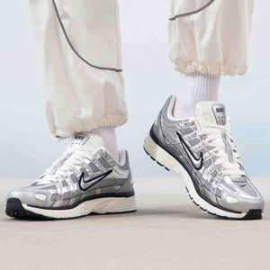 حذاء Nike P-6000 لون فضي ميتاليك بتصميم رياضي عصري.