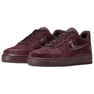 حذاء Nike Air Force 1 شامواه بلون عنابي فاخر.