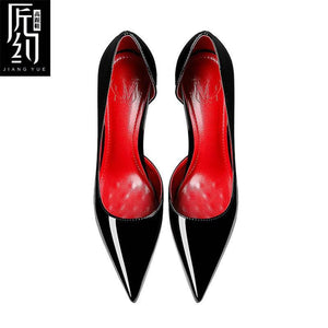Christiana حذاء نسائي High Heels أسود بلمسة مخملية ونعل كريستالي أحمر.
