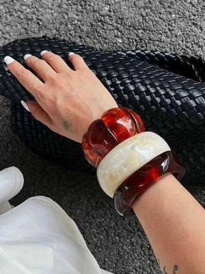 أساور Resin عريضة بتصميم Vintage وألوان دافئة.
