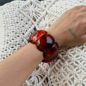 أساور Resin عريضة بتصميم Vintage وألوان دافئة.
