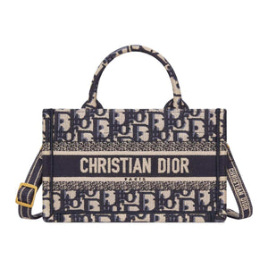 DIOR Mini حقيبة Dior Book Tote بحجم ميني
تطريز نمط ديور أوبليك الأزرق (7,5 x 13 x 21,5 سم).