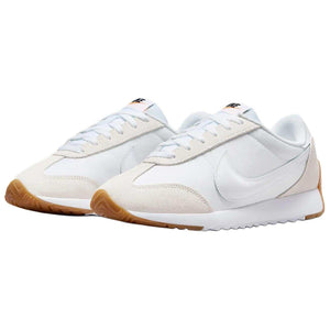 حذاء Nike رياضي أبيض بتصميم كلاسيكي مريح.