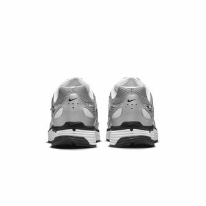 حذاء Nike P-6000 لون فضي ميتاليك بتصميم رياضي عصري.
