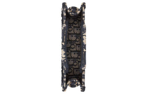 DIOR Mini حقيبة Dior Book Tote بحجم ميني
تطريز نمط ديور أوبليك الأزرق (7,5 x 13 x 21,5 سم).