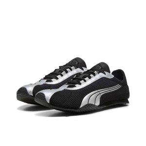 حذاء رياضي Puma بتصميم شبكي وتفاصيل فضية أنيقة.