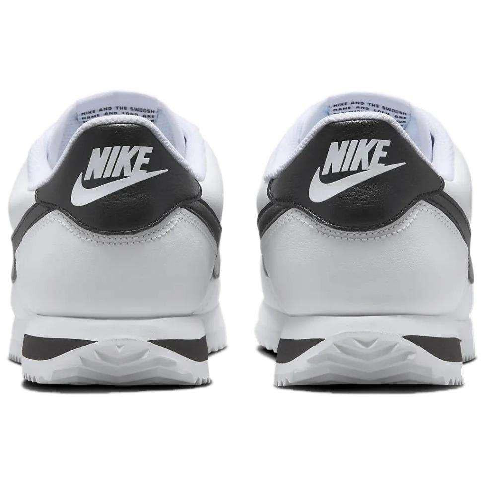 حذاء Nike Cortez كلاسيكي باللونين الأبيض والأسود.