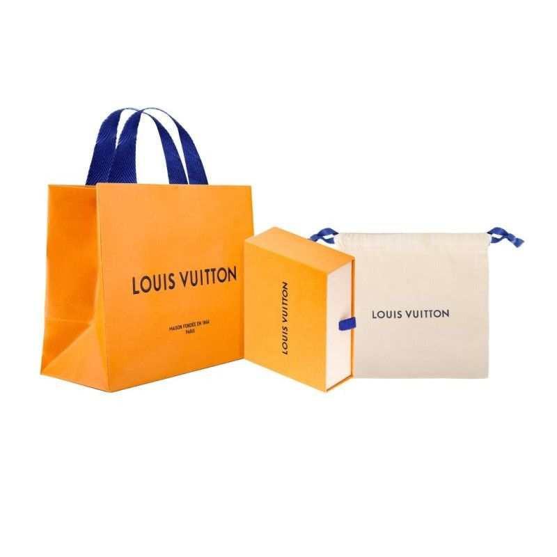 سوار Louis Vuitton بتصميم جلد Monogram وقفل ذهبي أنيق.