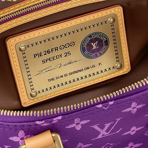 حقيبة Speedy 25 من Louis Vuitton باللون البنفسجي المميز.