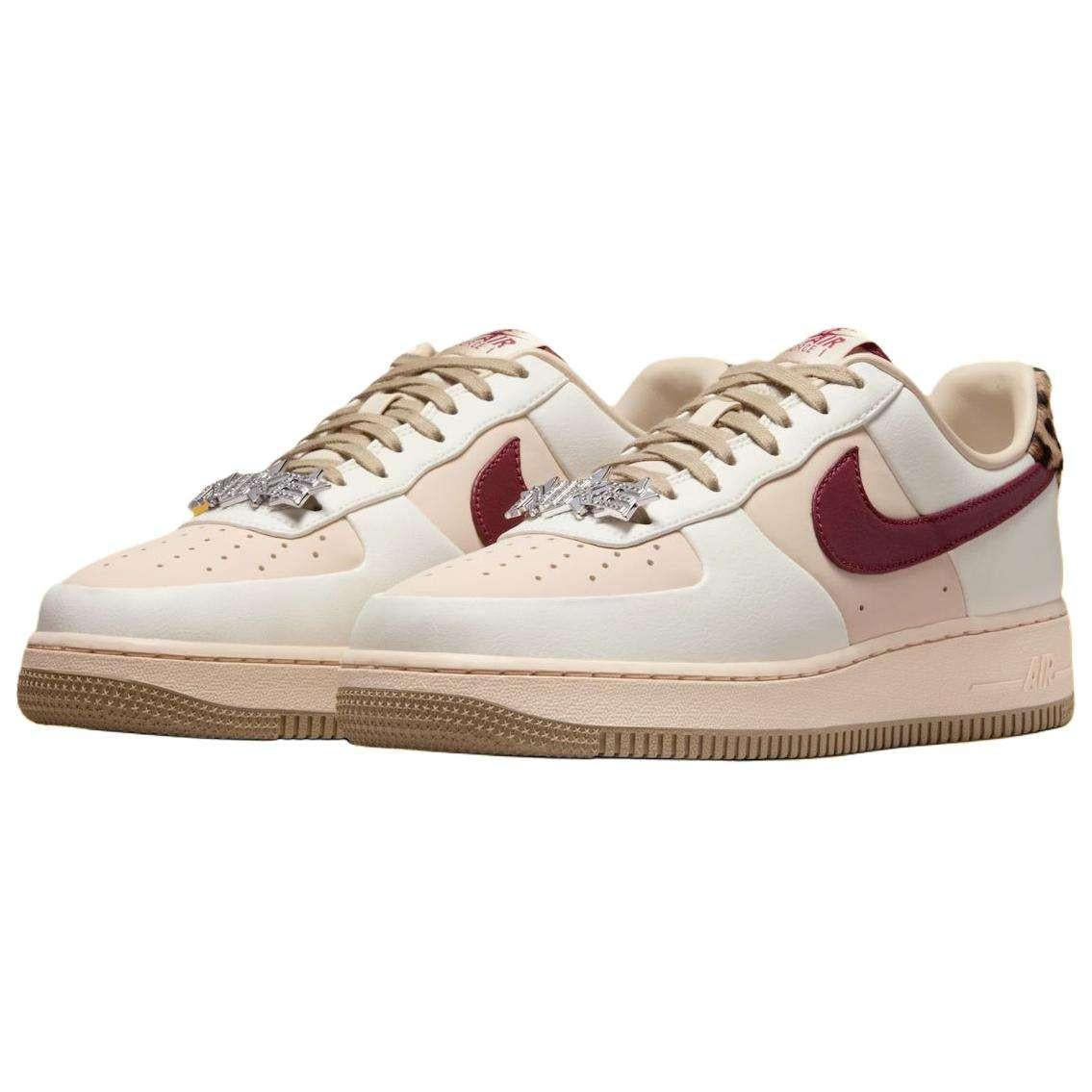حذاء Nike Air Force 1 بنقشة Leopard وتفاصيل Burgundy.
