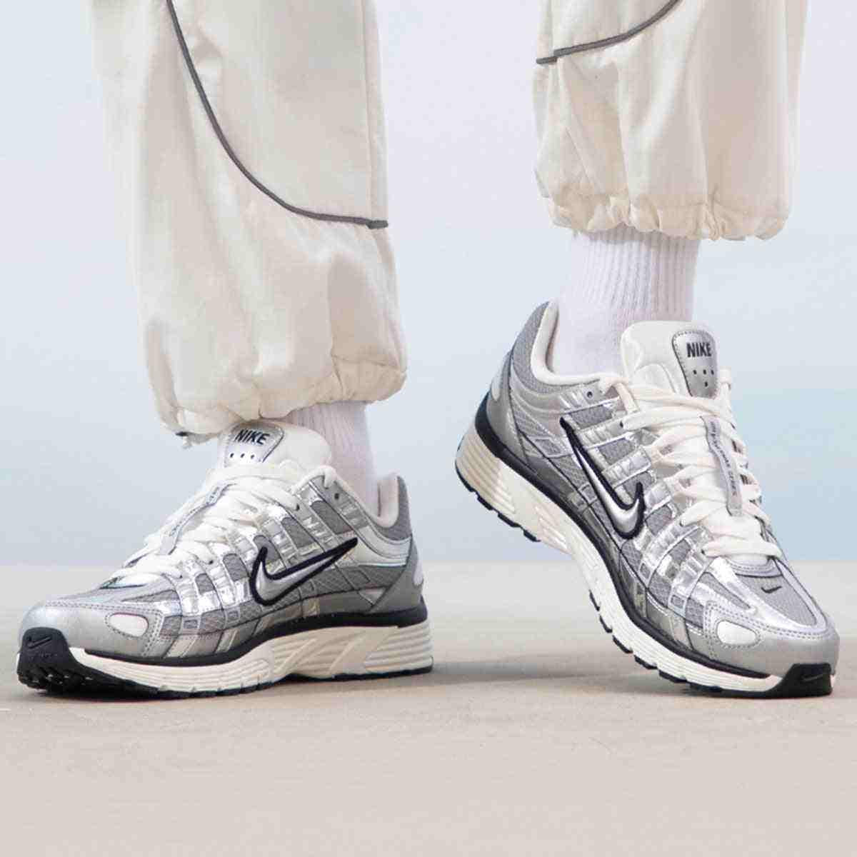 حذاء Nike P-6000 لون فضي ميتاليك بتصميم رياضي عصري.