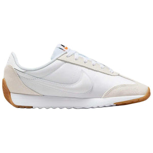 حذاء Nike رياضي أبيض بتصميم كلاسيكي مريح.