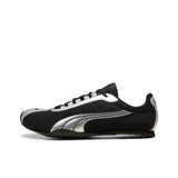 حذاء رياضي Puma بتصميم شبكي وتفاصيل فضية أنيقة.
