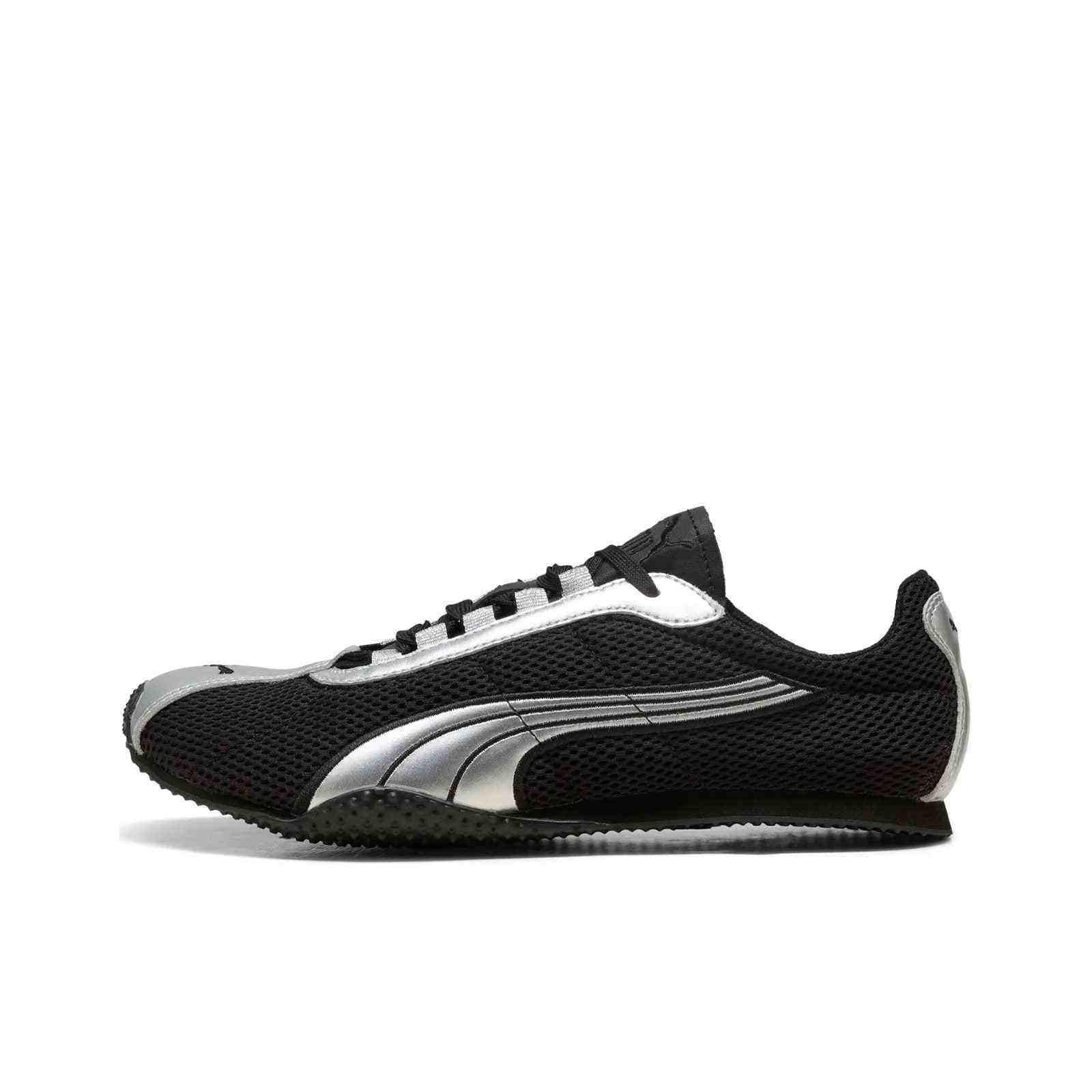 حذاء رياضي Puma بتصميم شبكي وتفاصيل فضية أنيقة.