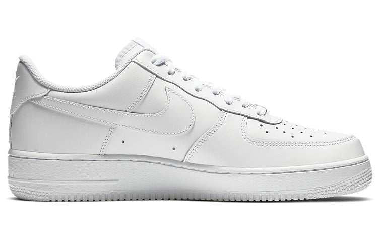 حذاء Nike Air Force 1 أبيض كلاسيكي مريح.