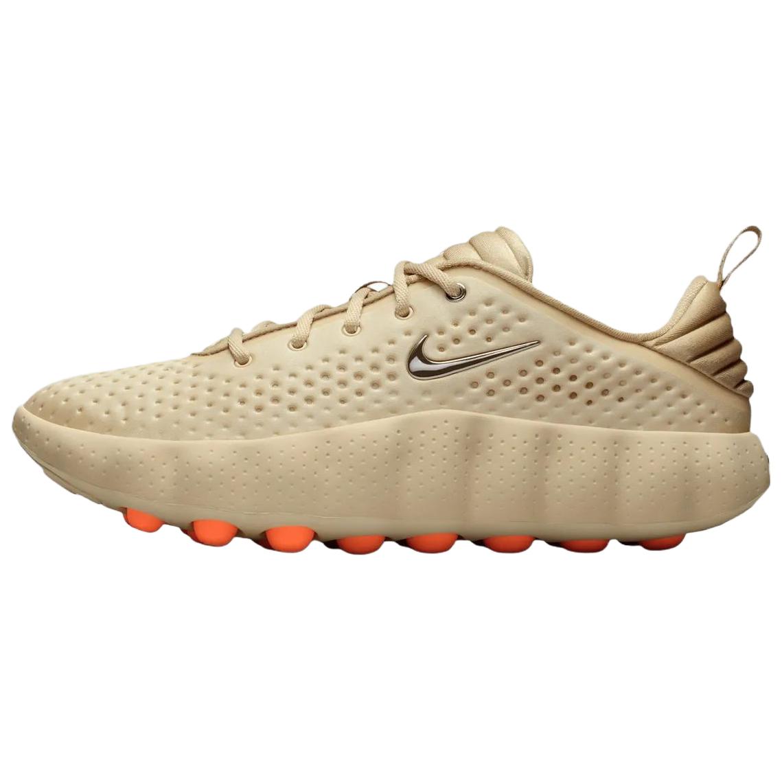 حذاء Nike باللون البيج بتصميم عصري ومريح