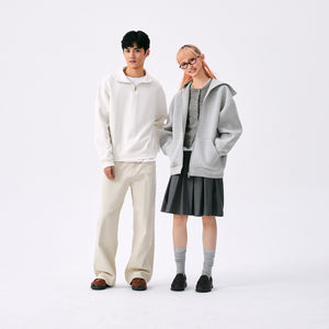 Group lifestyle display showcasing نيو بالانس للنساء والرجال paired with layered autumn and casual streetwear outfits.