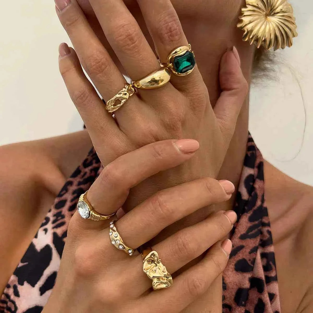 طقم خواتم Chunky Rings مرصعة بـ Crystal ملون.