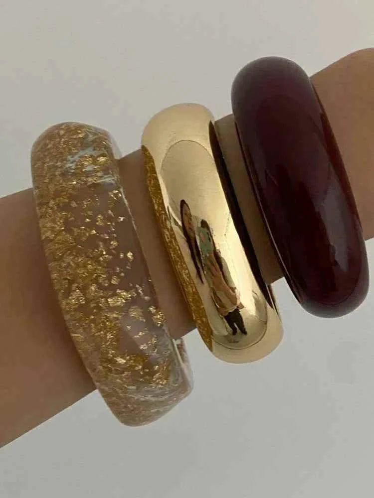 طقم أساور Bangle بتصميم Chunky عريض وألوان Gold و Resin.