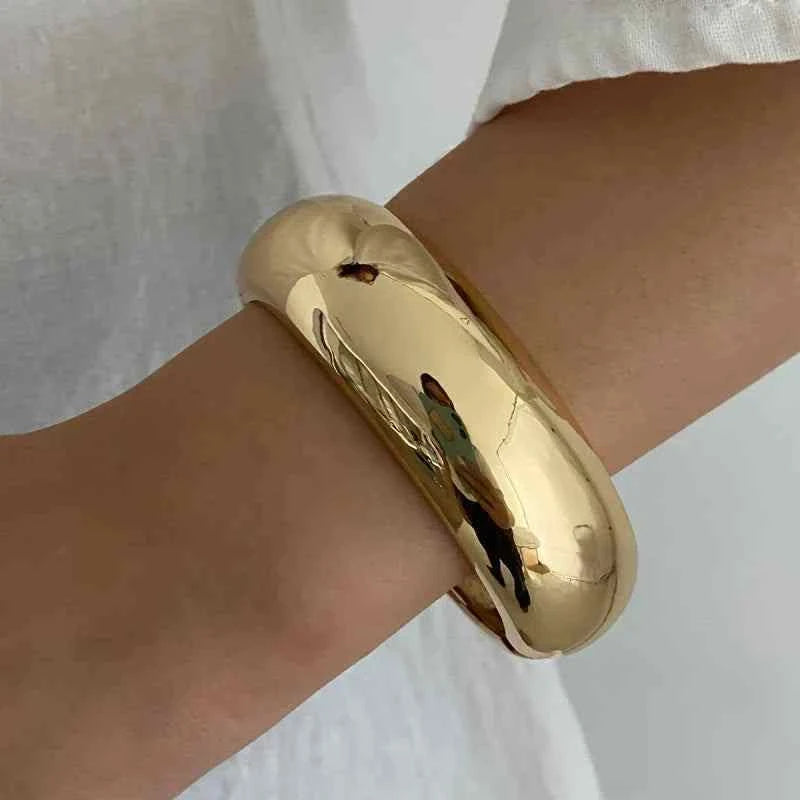 طقم أساور Bangle بتصميم Chunky عريض وألوان Gold و Resin.