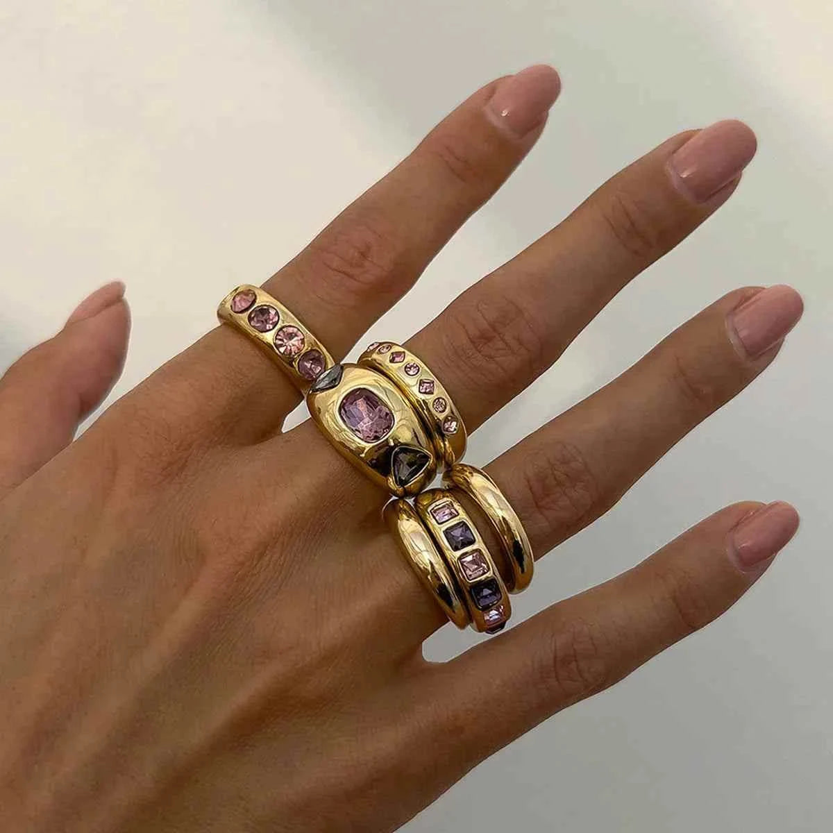 طقم خواتم Chunky Rings مرصعة بـ Crystal ملون.