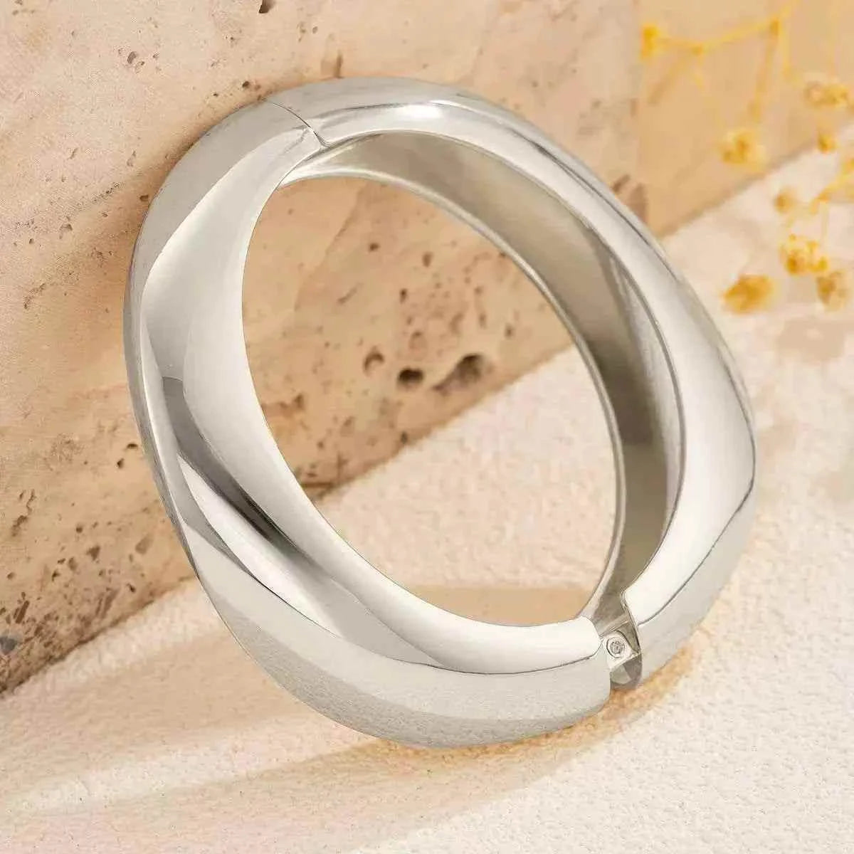 سوار نسائي | تصميم معدني لامع مفتوح بنمط غير منتظم موضة 2025 spring bracelet.
