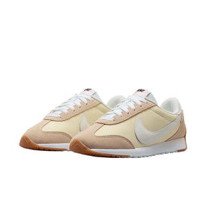 حذاء Nike رياضي عصري بلون بيج وتفاصيل Suede.