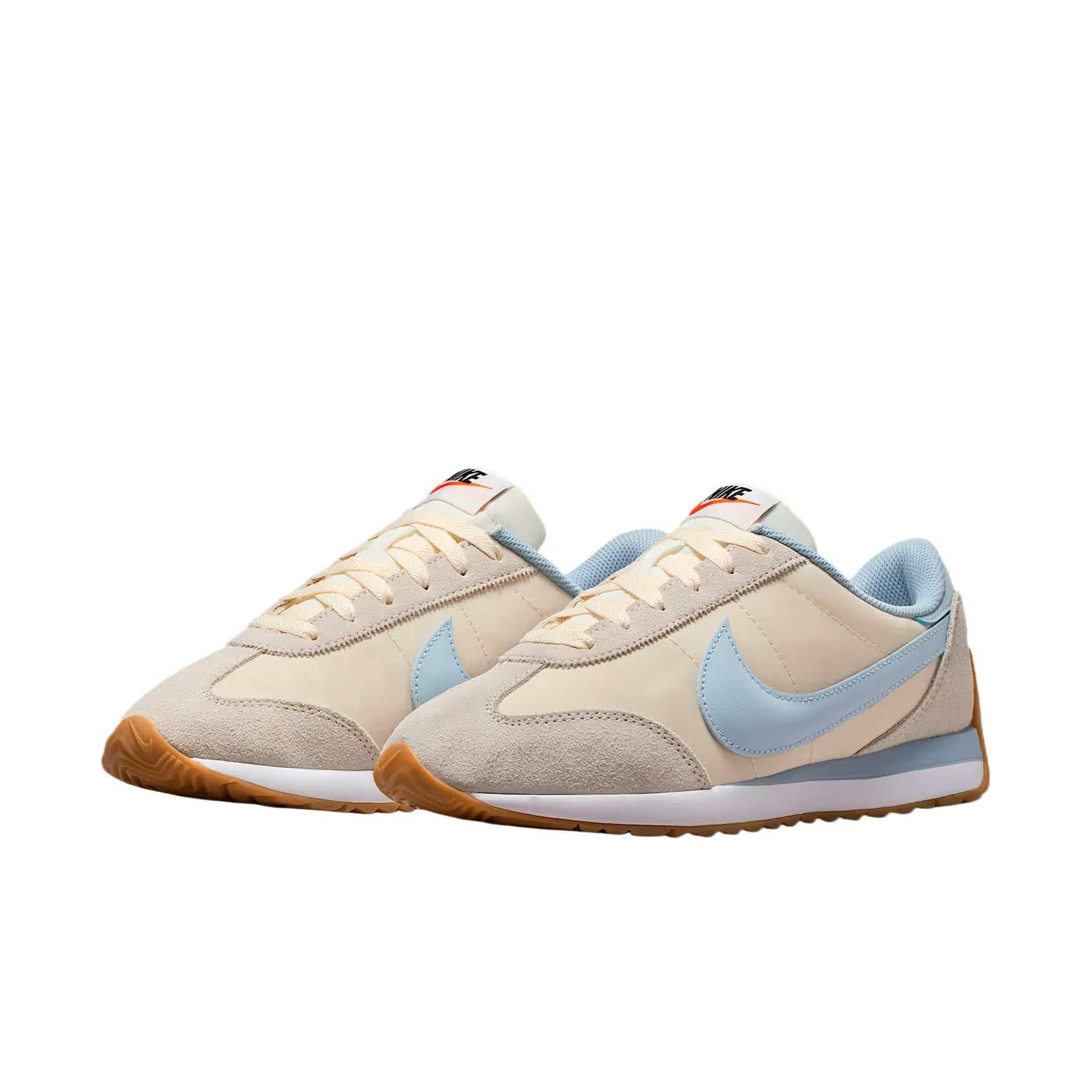 حذاء Nike بتصميم كلاسيكي ولون بيج مع أزرق سماوي.
