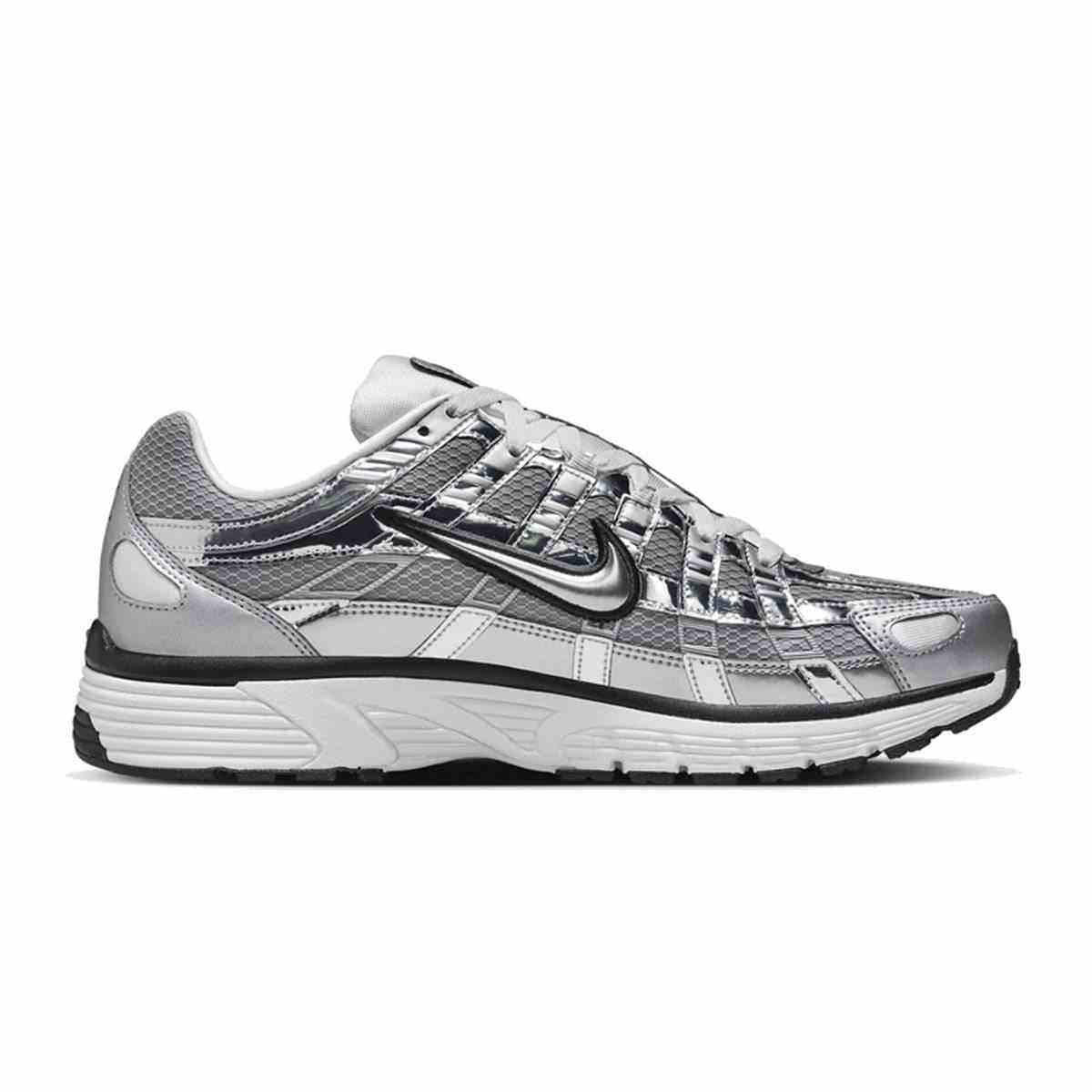 حذاء Nike P-6000 لون فضي ميتاليك بتصميم رياضي عصري.