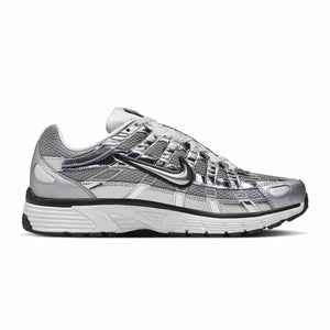 حذاء Nike P-6000 لون فضي ميتاليك بتصميم رياضي عصري.