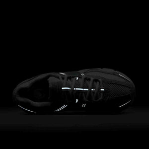 حذاء رياضي Nike Vomero 5 رمادي فاتح بتفاصيل عاكسة.