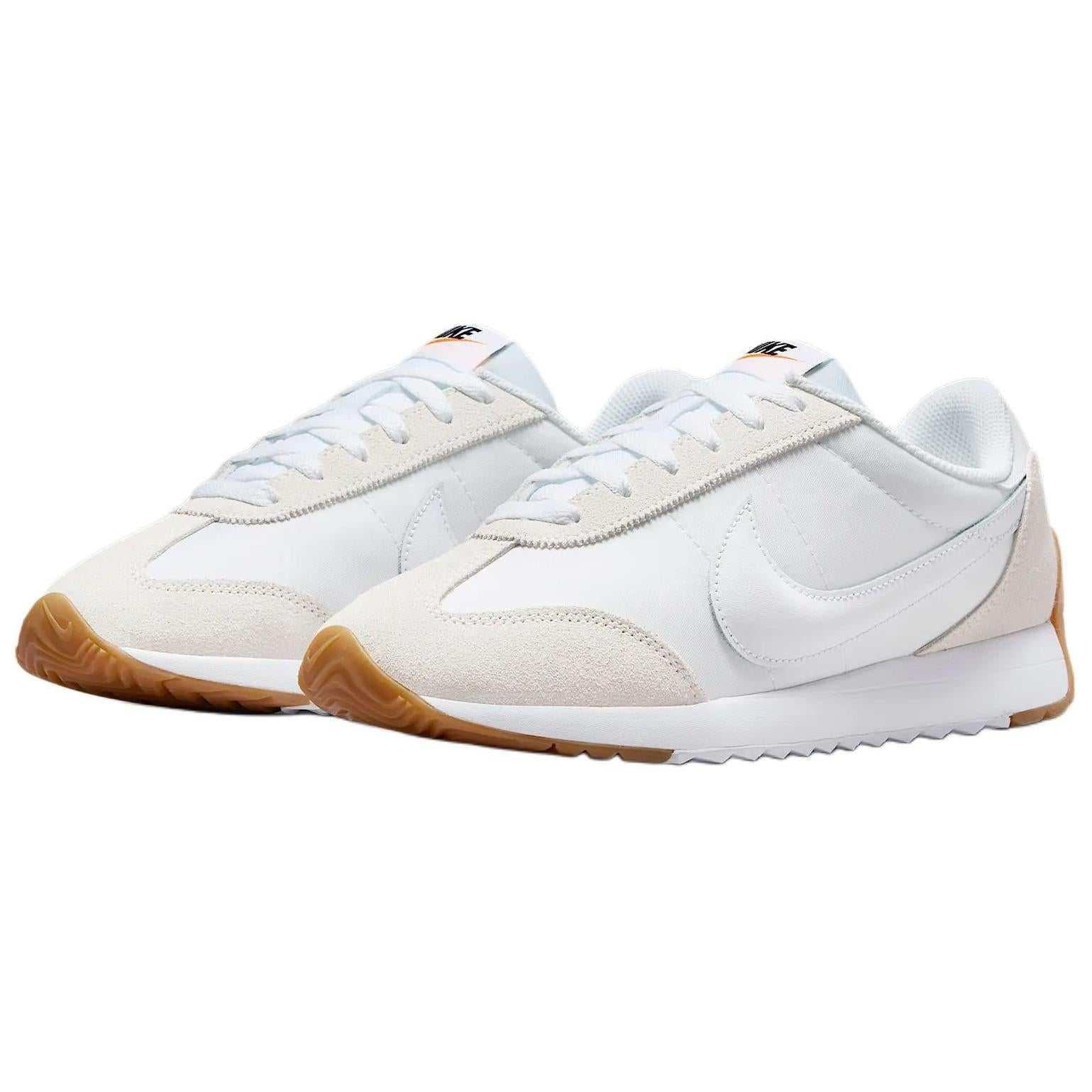 حذاء Nike رياضي أبيض بتصميم كلاسيكي مريح.