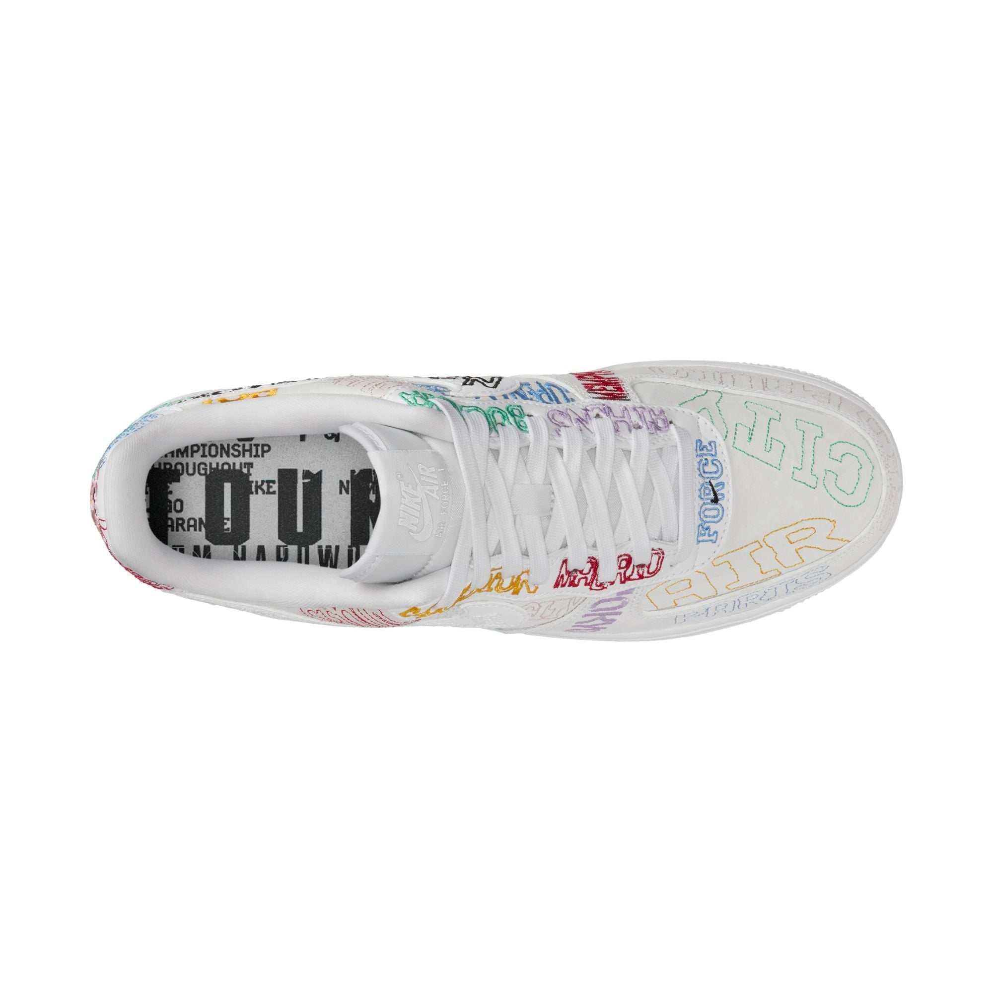 حذاء Nike Air Force 1 Low أبيض بتطريز ملون لمدن العالم.