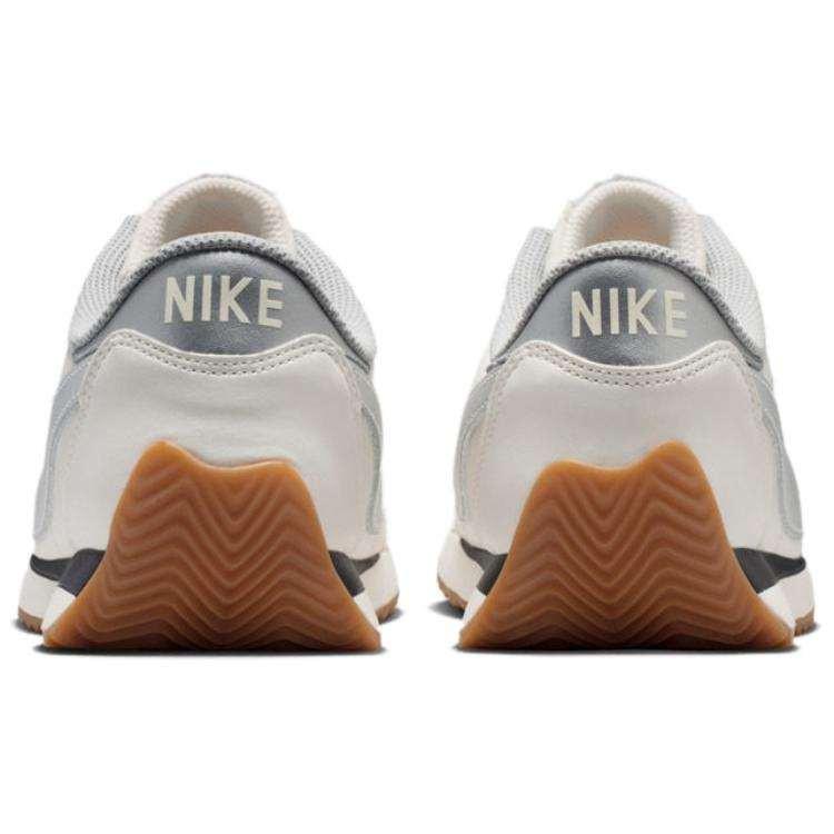 حذاء Nike رياضي كلاسيكي بلون أبيض وتفاصيل Silver.