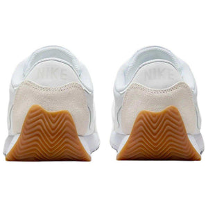 حذاء Nike رياضي أبيض بتصميم كلاسيكي مريح.