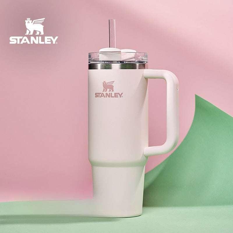 كوب Stanley Quencher الأصلي بحجم 887 مل مع مقبض مريح.