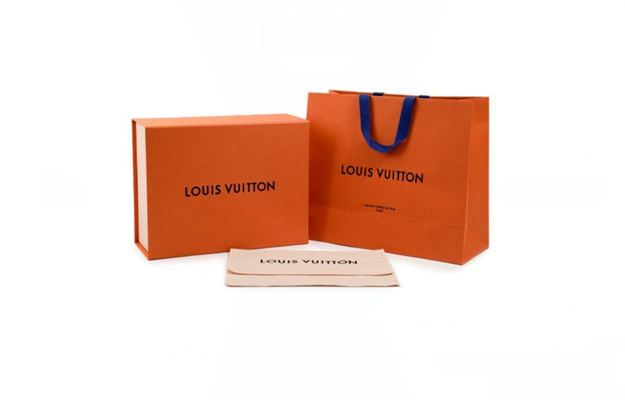 حقيبة Capucines من Louis Vuitton بتصميم Wicker ولون أبيض.