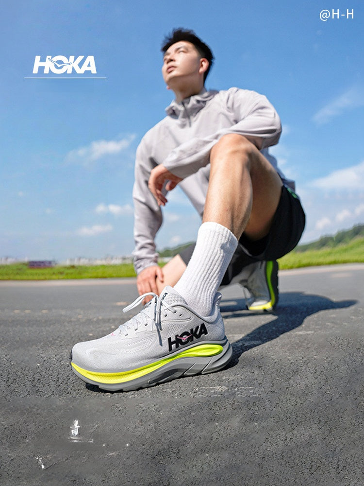 حذاء الجري HOKA Clifton 10 بلون بيج مريح وخفيف الوزن